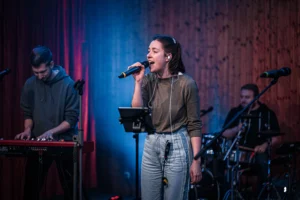 Sängerin auf Bühne