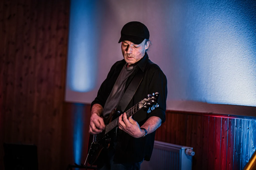 E-Gitarrist auf Bühne